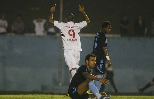 Com gols de Luís Fabiano (foto) e do estreante Roni, o São Paulo venceu o Londrina por 2 a 1, fora de casa, nesta quarta-feira. O amistoso serviu de preparação para os times das séries A e D do futebol brasileiro