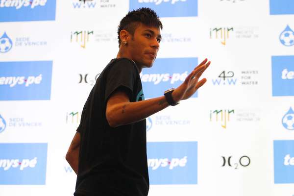 Assim como fez na Vila Belmiro, um dia antes, Neymar não respondeu perguntas sobre seu futuro, nesta quinta-feira. Ele fez apenas uma declaração sobre a parceria fechada entre seu instituto e a empresa Tenys-pé Baruel