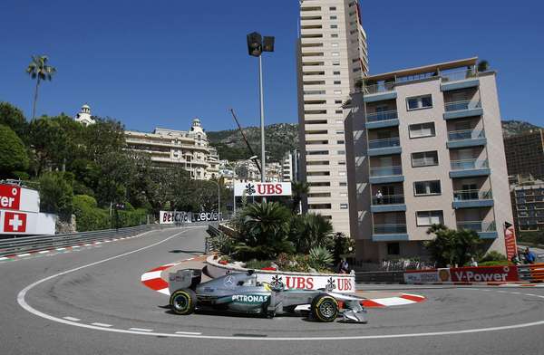Embalado pelas pole positions conquistadas nas duas últimas etapas da Fórmula 1, o alemão Nico Rosberg dominou o primeiro dia de trabalhos para o Grande Prêmio do Mônaco. Rosberg havia comandado o primeiro treino em Mônaco com 1min16s195 e melhorou o rendimento na segunda sessão, com 1min14s759. Veja mais fotos da sessão: