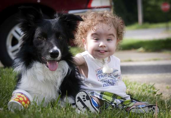 Kaiba Gionfriddo brinca com o cão da família, Bandit, no exterior de sua casa em Ohio (Estados Unidos): previsão de um futuro saudável para o garoto