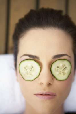 Colocar rodelos de pepinos sobre os olhos para refrescar essa região do rosto