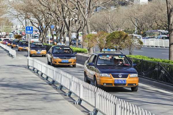 Os táxis são a melhor opção para quem vai visitar Pequim. Além de ter uma frota com mais de 70 mil veículos, as tarifas estão entre as mais baixas do mundo. O valor da bandeirada é de 10 yuanes, cerca de R$ 3. O custo da corrida é de 2 yuanes (R$ 0,60) por quilômetro rodado. Após 15 km, o valor sobe para 3 yuanes, cerca de R$ 1. Lembre-se, apenas, de ter o destino escrito em chinês, para facilitar o entendimento do motorista.