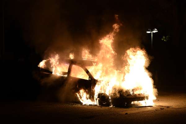 21 de maio - Imagem mostra carro em chamas nos subúrbios de Estocolmo