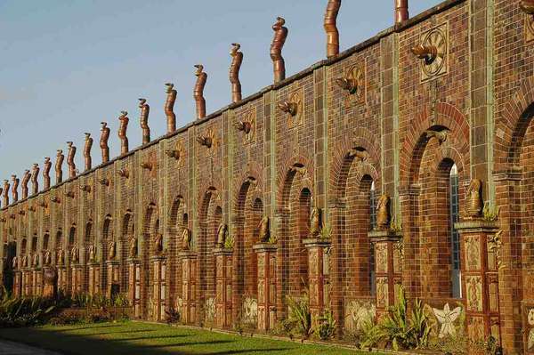 Oficina BrennandA Oficina Brennand funciona nas ruínas da antiga fábrica de tijolos da família do artista, e exibe seus trabalhos em meio a um belo cenário rodeado de árvores