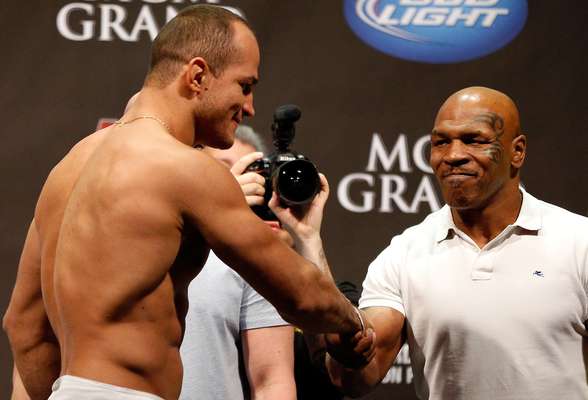 O UFC 160 terá lutas importantes, sendo que três delas envolvem brasileiros. Mas o principal destaque da pesagem, nesta sexta-feira, foi o ex-boxeador Mike Tyson, que acompanhou de perto todas encaradas, cumprimentou os lutadores e pareceu se divertir no palco