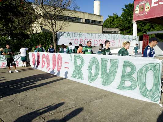 Principal organizada do Palmeiras, a Mancha Alviverde protestou em Itu, neste sábado, onde o time estreia pela Série B, contra o preço dos ingressos e a atitude da diretoria