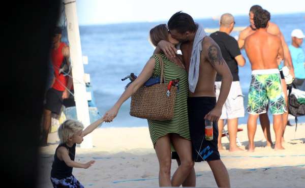 Fernanda Lima e Rodrigo Hilbert foram clicados na praia do Leblon, zona sul do Rio de Janeiro, neste sábado (25). Eles estavam acompanhados pelos filhos gêmeos, João e Francisco