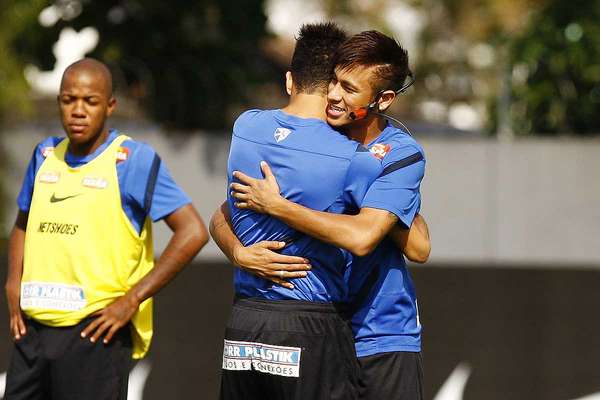 Depois de ter a anuência do Santos para escolher entre as propostas de Barcelona e Real Madrid, Neymar realizou neste sábado, no CT Rei Pelé, o provável último treino pelo clube