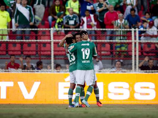 Tiago Real festeja gol com os companheiros de Palmeiras. De cabeça, meia fez o tento da vitória da equipe por 1 a 0 contra o Atlético-GO na tarde deste sábado. A partida foi a primeira de ambos os times na edição 2013 da Série B do Campeonato Brasileiro. Veja mais fotos: