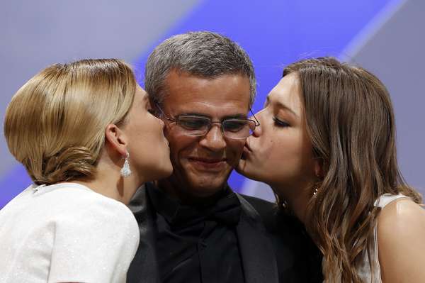 O diretor Abdellatif Kechiche recebe o carinho das atrizes Adèle Exarchopoulos e Léa Seydoux ao receber a Palma de Ouro do 66º Festival de Cannes, neste domingo (26). Trio foi ovacionado na premiação