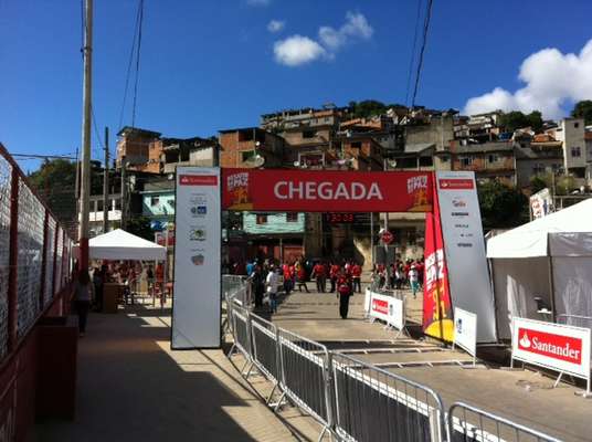 Tiroteio na vila Cruzeiro, na região da UPP do complexo do Alemão, no Rio, assustou participantes e atrasou o início da corrida Desafio da Paz