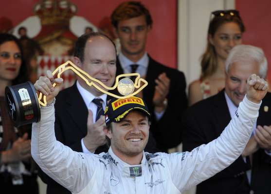 Neste domingo, o alemão Nico Rosberg mostrou um desempenho seguro e levou seu carro da equipe germânica ao primeiro lugar no Grande Prêmio de Mônaco, em uma corrida marcada por acidentes; veja