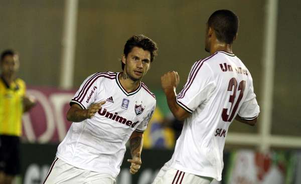 Rafael Sóbis comemora primeiro gol do Fluminense na partida contra o Atlético-PR. Atuando no Estádio Cláudio Moacyr de Azevedo, a equipe carioca venceu por 2 a 1