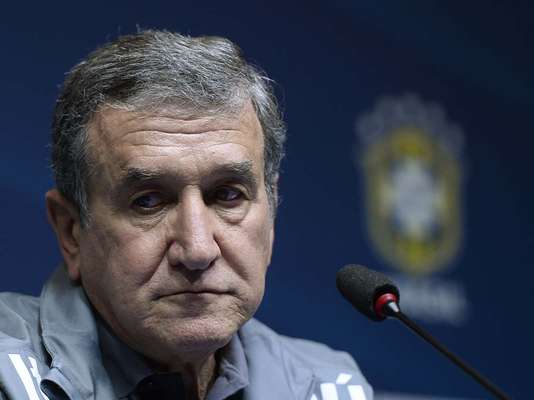 Um dia depois da apresentação da Seleção Brasileira em um hotel no Rio de Janeiro, nesta quarta-feira os integrantes da comissão técnica concederam uma entrevista para a imprensa. O "chefe" da equipe, o treinador Luiz Felipe Scolari, não participou da sessão, liderada pelo coordenador Carlos Alberto Parreira