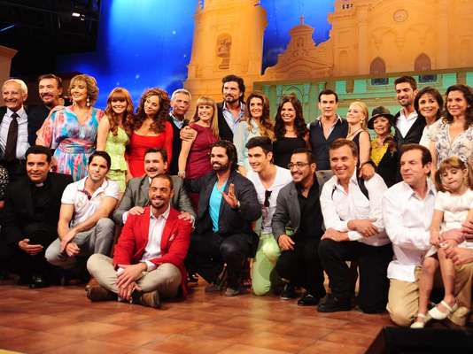 Con amigos y colegas, el elenco de 'Mentir para Vivir' presentó ante los medios mexicanos la historia que llegará a la pantalla mexicana a partir del lunes 3 de junio.