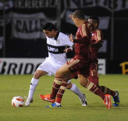 Olimpia de Paraguay clasificó este miércoles a las semifinales de la Copa Libertadores de América 2013 al vencer 2-1 al Fluminense de Brasil 2-1, en partido de vuelta de los cuartos de final disputado ante más de 30.000 espectadores en el estadio Defensores del Chaco de Asunción.