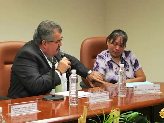 El alcalde de Apodaca, Raymundo Flores Elizondo, acata la recomendación de la Comisión de los Derechos Humanos en Nuevo León, al ofrecer una disculpa pública a la familia de Martín Torres Martínez, desaparecido el pasado 19 de octubre, por cuatro uniformados de esta localidad.
