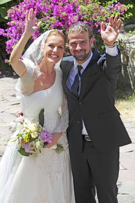 Lo suyo fue un auténtico flechazo. Se conocieron y enamoraron en Honduras, durante la grabación de Supervivientes. A los seis meses, anunciaron su boda. El 22 de junio de 2012 se dieron el sí quiero en Sicilia, donde protagonizaron imágenes tan románticas como estas. Descanse en paz.
