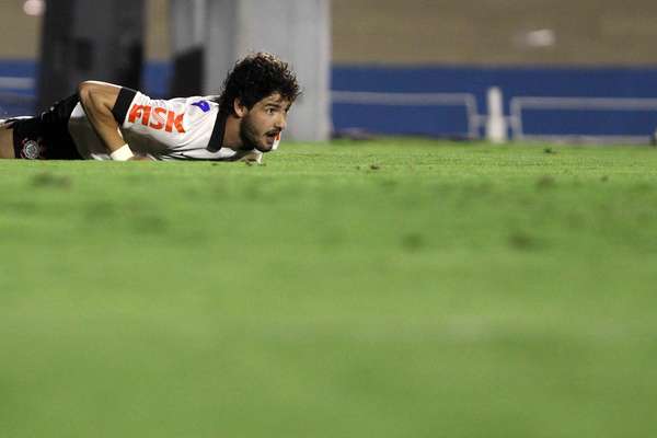 Pato perdeu gol incrível e viu Corinthians empatar com Goiás