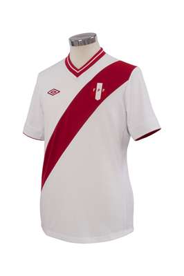 Perú utilizará ante Colombia una camiseta con diseño especial para el calor. Las variaciones, respeto al diseño original están en las zonas laterales de la estructura de la camiseta, donde se han implementado piezas tejidas en forma de malla que permitirán una mayor ventilación y frescura, así como perforaciones láser en la espalda para permitir una rápida eliminación del sudor y regular la temperatura corporal de los futbolistas ante las extremas condiciones climáticas que se prevén en Panamá y Barranquilla.