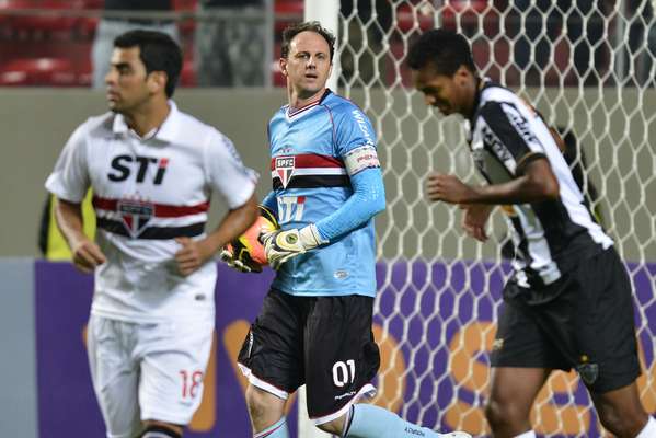 O São Paulo teve um domingo complicado, mas conseguiu arrancar um empate por 0 a 0 com o Atlético-MG no Estádio Independência, pela terceira rodada do Campeonato Brasileiro, e sustentar a primeira colocação da tabela