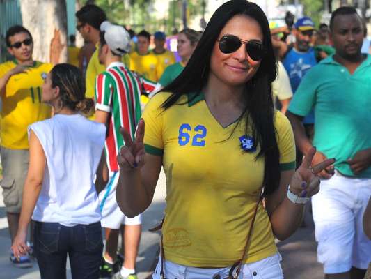 Movimentação de torcedores é intensa ao redor do Maracanã para o amistoso entre Brasil e Inglaterra; veja fotos