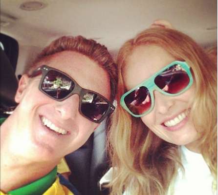 Angélica e Luciano Huck foram juntos conferir a reabertura do Maracanã e torcer pelo Brasil no amistoso do time contra a Inglaterra