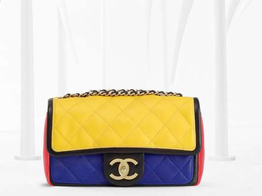 Reinterpretación de uno de los bolsos clásicos de Chanel en clave colorista.