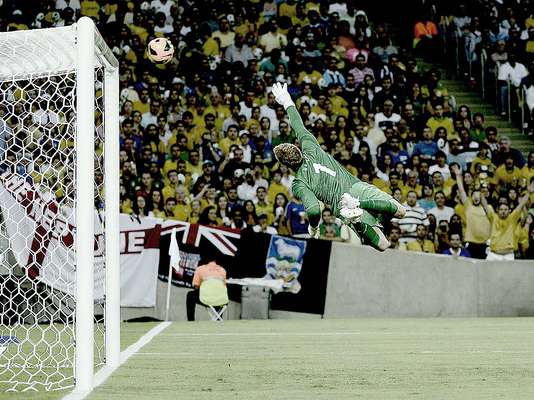Brasil e Inglaterra fizeram um bom jogo neste domingo no Maracanã, mas o empate por 2 a 2 entre as duas seleções não representou o que se pode chamar de "futebol arte". Ainda assim, o futebol oferece demonstrações de beleza - como as fotos por ângulos diferentes que vêm a seguir. Confira: