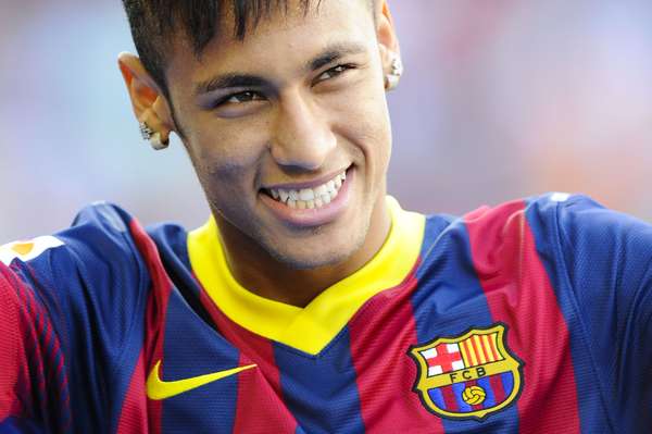 O atacante brasileiro Neymar foi apresentado nesta segunda-feira como primeiro - e provavelmente o principal - reforço do Barcelona para a próxima temporada do futebol europeu