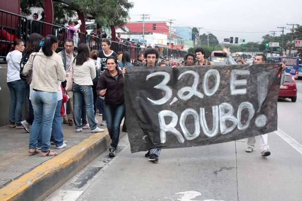 Os manifestantes protestaram contra o aumento das tarifas