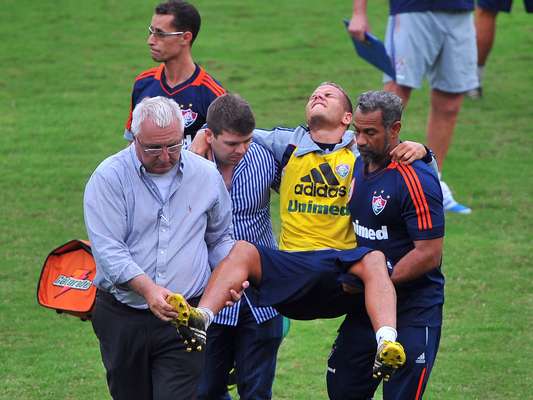 O volante Rafinha sofreu uma lesão nesta terça-feira durante o treino do Fluminense e deixou o campo das Laranjeiras carregado