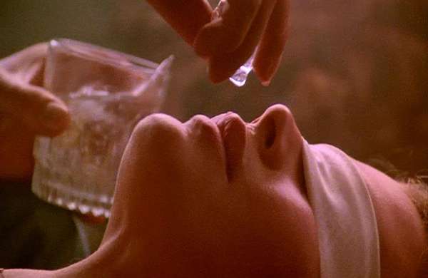 9 ½ Semanas de AmorO filme estrelado por Kim Basinger e Mickey Rourke mexe com o imaginário feminino desde os anos 1980. E um clássico não se torna um clássico por acaso. Em uma das cenas mais picantes do filme o personagem John cobre os olhos de Elizabeth com uma venda e passa a brincar com o corpo da moça, usando um cubo de gelo e frutas, protagonizando uma das preliminares mais famosas do cinema.