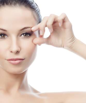 Alteração da textura, manchas, rugas, perda do contorno facial e do volume facial indicam o avanço do tempo