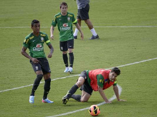 Sem a presença de Neymar, liberado para sua apresentação no Barcelona, a Seleção Brasileira fez seu primeiro treino em Goiânia, em preparação para a Copa das Confederações. Veja fotos: