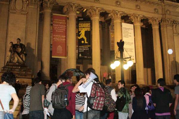 Estudantes protestaram contra o aumento nas passagens de ônibus em frente à Assembleia Legisltiva do Rio de Janeiro, no centro do Rio de Janeiro, nesta segunda-feira. Jovens sentaram na rua e atrapalharam o trânsito na região