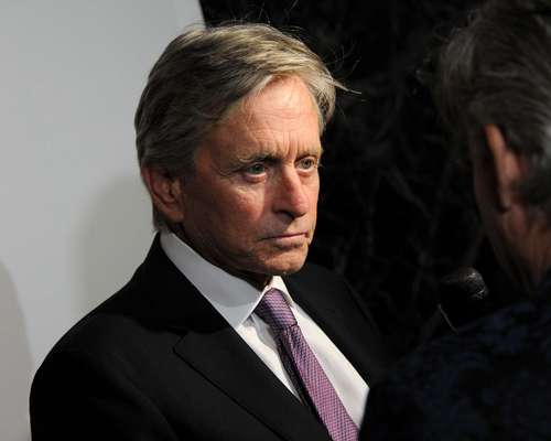 Michael Douglas está causando polêmica na imprensa de todo o mundo após ter revelado em entrevista que acreditava ter desenvolvido câncer na garganta por conta do vírus HPV, contraído por sexo oral. Depois da repercussão, ele agora nega a afirmação feita em 2010 ao jornal britânico The Guardian. Conheça o papiloma vírus, conhecido como HPV e os tipos de câncer que esse vírus altamente transmissível pode causar: