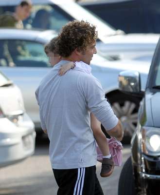 El cantante ha celebrado su 34 cumpleaños en la capital madrileña y junto a su hija Ella.