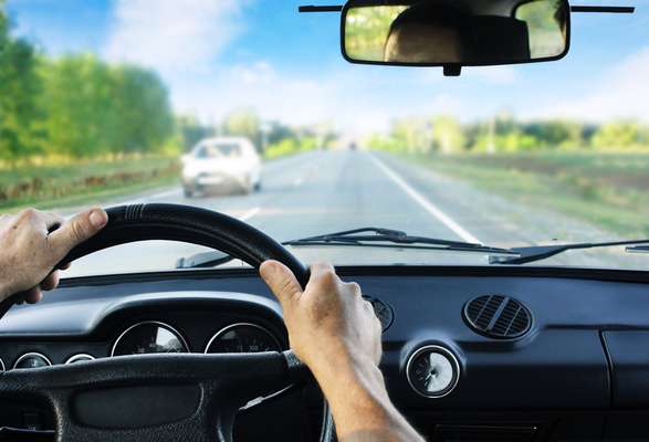 1 - Procure frear sempre suave. Reduza a velocidade, por exemplo, em uma distância maior antes de chegar próximo a um obstáculo