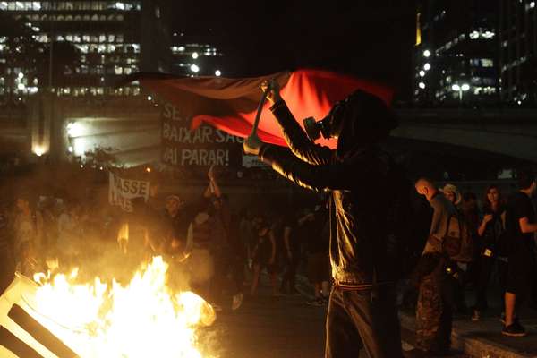 6 de junho No dia 6 de junho, a cidade de São Paulo parou por causa do protesto "Se a tarifa aumentar São Paulo vai parar", contra o aumento das passagens de ônibus, trens e Metrô. Milhares de manifestantes foram às ruas exigir a diminuição da tarifa do transporte coletivo e acabaram entrando em confronto com a polícia