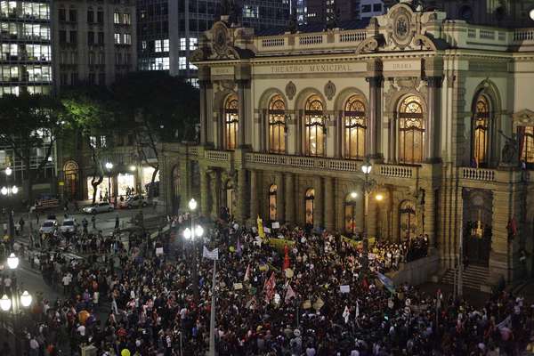 6 de junho - Protesto 'Se a tarifa não baixar São Paulo vai parar', contra o aumento das passagens de ônibus, trens e Metrô, terminou em confronto, no início da noite desta quinta-feira, em São Paulo
