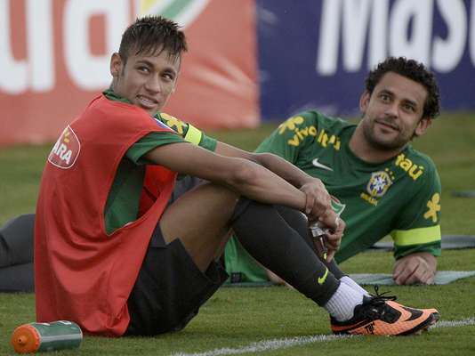 O último treino da Seleção Brasileira em Goiânia, antes da viagem para Porto Alegre, teve mais assédio por Neymar, já que algumas fãs chegaram a pular um muro para ver o jogador do Barcelona. Entre as novidades, chamou atenção o teste do Brasil com três zagueiros e algumas mudanças na escalação. Veja fotos das atividades a seguir