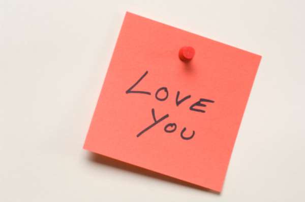 Frases de amor na parede: decorar a parede com adesivos está na moda. Então podemos usar frases românticas e apaixonadas no quarto ou sala para atrair mais amor para o casal. Quem não vai ficar mais apaixonado com uma frase do tipo: A medida do amor é amar sem medida?