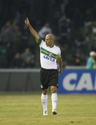 Com o 400° gol da carreira e uma assistência, Alex levou o Coritiba à vitória por 2 a 1 contra o Fluminense e à liderança do Campeonato Brasileiro