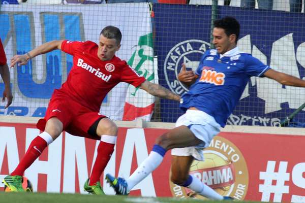 Jogando na cidade de Sete Lagoas (MG) pela quinta rodada do Campeonato Brasileiro, Cruzeiro e Internacional ficaram no empate por 2 a 2