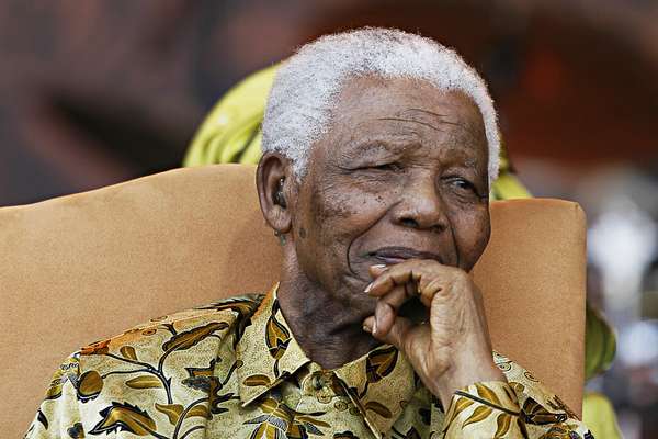 Mandela nació el 18 de julio de 1918 y murió este 5 de diciembre de 2013. Había nacido en Mvezo, un poblado de 300 habitantes en la provincia Oriental del Cabo, en el interior de Transkei, una región que el propio Mandela definió como un lugar lejano, un pequeño distrito apartado del mundo y de los grandes eventos, donde la vida corría de la misma manera como hace cientos de años