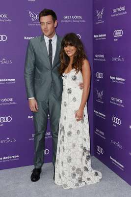 O casal Lea Michele e Cory Monteith, conhecido por atuar na série 'Glee', participou do evento beneficente 12th Annual Chrysalis Butterfly Ball, no sábado (8), em Brentwood, na Califórnia, nos Estados Unidos. A atriz chamou a atenção dos presentes, ao aparecer com um vestido branco longo