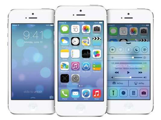 A Apple modificou drasticamente o design do seu sistema operacional móvel, o iOS 7, no que chamou de "a maior mudança desde a chegada do iPhone", com mudanãs nas cores, nos ícones e na tipografia. A atualização estará disponível para os usuários somente a partir de setembro deste ano