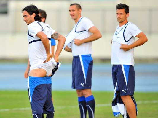 Aquilani deixa cueca à mostra em treino da Itália nesta segunda