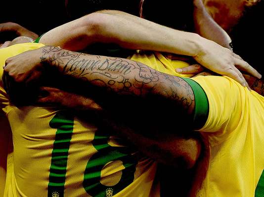 Neste domingo (9), a Seleção Brasileira derrotou a França por 3 a 0, em amistoso disputado na Arena do Grêmio, e ganhou moral para a disputa da Copa das Confederações. Além da vitória da equipe da casa, a partida rendeu belíssimas imagens. Confira a seguir o jogo em detalhes